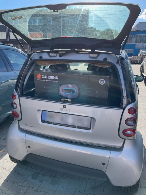 Silberner smart fortwo von schräg hinten