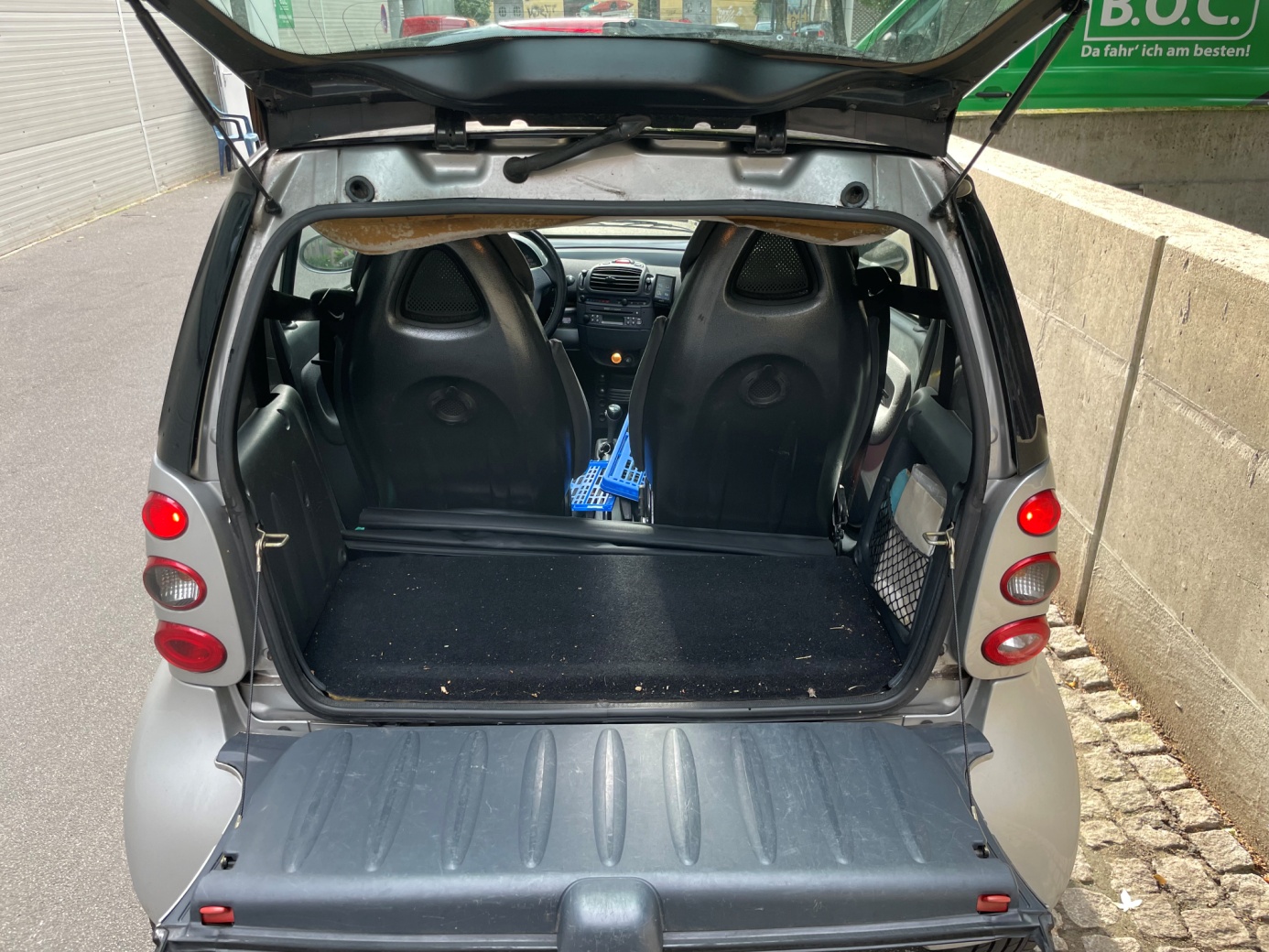 Geöffnete Heckklappe des smart fortwo mit leerem Laderaum